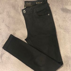 DL1961 jeans size 26 with a 29 inch inseam.